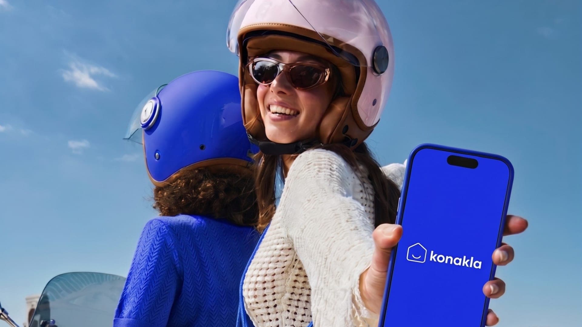 konakla uygulamasını telefonunda gösteren mutlu bir kullanıcı
